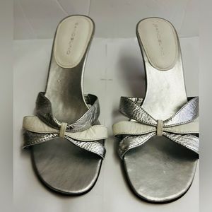 Lovely New Bandolino Silver White Leather Dress Sandals size 8B 3” Heels Summer
